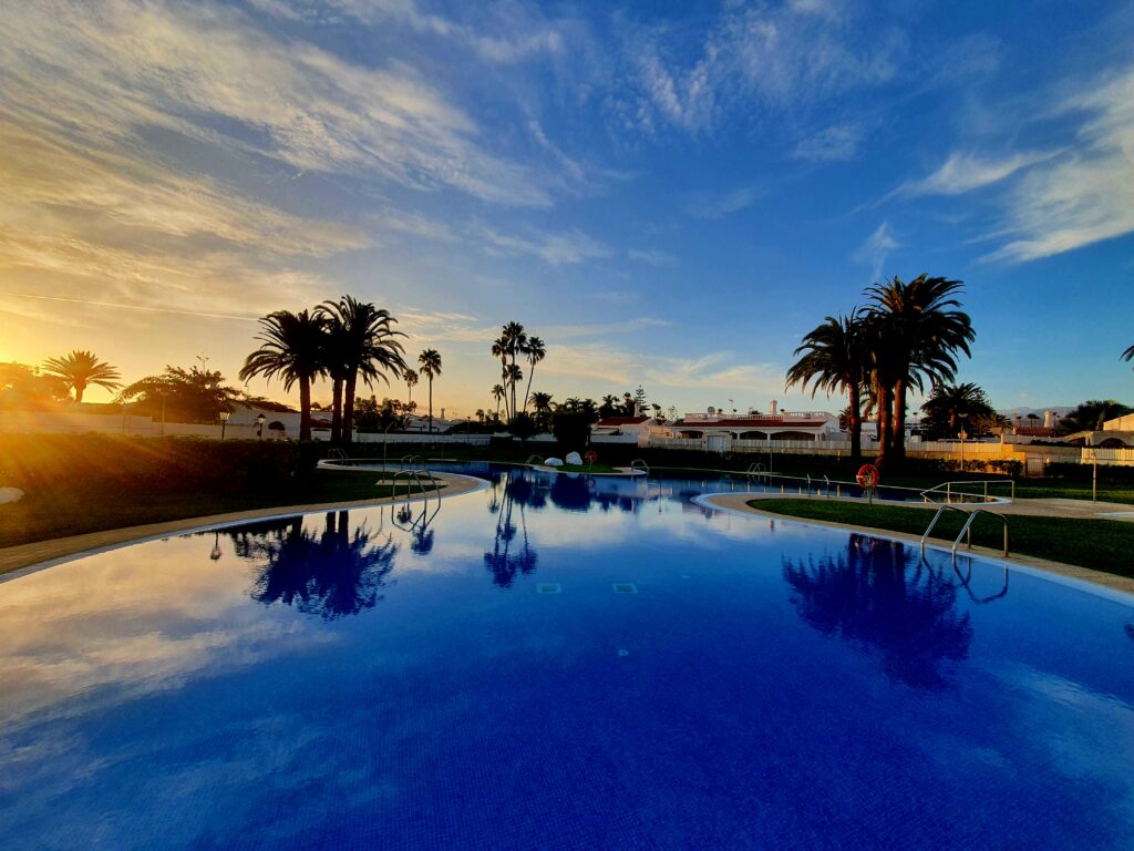 Sonnenuntergang am weitläufigen Swimmingpool der Anlage Holycan