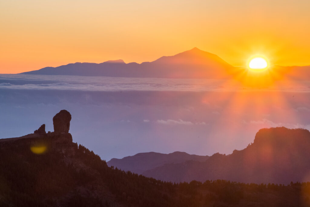 Sonnenuntergang über Teneriiffa mit dem Roque Nublo (dem Wahrzeichen Gran Canarias) im Vordergrund.