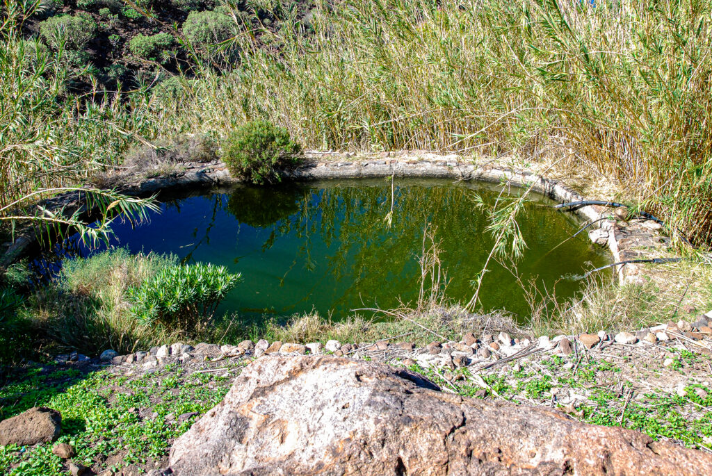 Das Reservoir mit Wasser, gefüllt aus der höher gelegenen Oase
